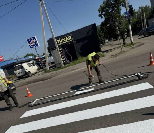 У Павлограді продовжують наносити дорожню розмітку та встановлювати додаткове освітлення на пішохідних переходах