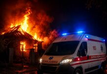 Медики екстренки врятували на пожежі маму та трьох маленьких дітей на Павлоградщині