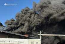 Ворог продовжує бити по Павлограду: загорівся торгівельний комплекс