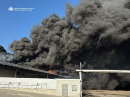 Ворог продовжує бити по Павлограду: загорівся торгівельний комплекс