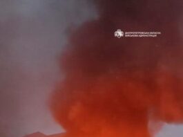 Внаслідок ворожої атаки у Павлограді пошкоджений торговельний центр