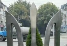 У Павлограді встановили великий металевий Тризуб