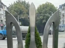 У Павлограді встановили великий металевий Тризуб