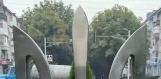 У Павлограді встановили великий металевий Тризуб