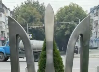 У Павлограді встановили великий металевий Тризуб