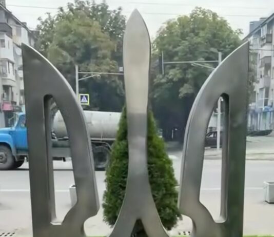 У Павлограді встановили великий металевий Тризуб