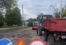 На одній із вулиць Павлограда проводять фрезерування асфальтобетонного покриття