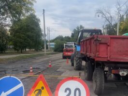 На одній із вулиць Павлограда проводять фрезерування асфальтобетонного покриття