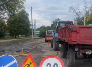 На одній із вулиць Павлограда проводять фрезерування асфальтобетонного покриття