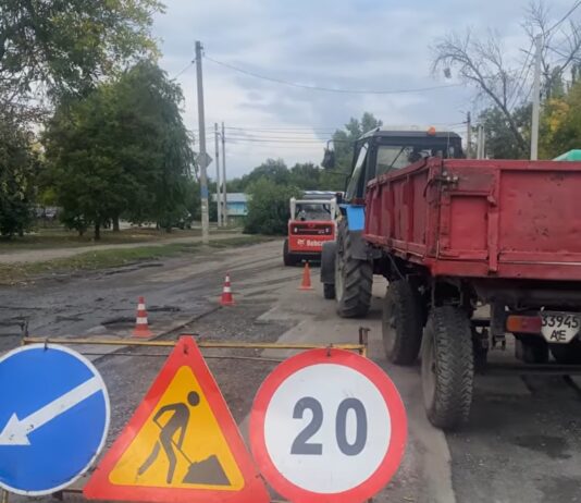 На одній із вулиць Павлограда проводять фрезерування асфальтобетонного покриття