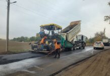 На автодорозі між Павлоградом та Троїцьким тривають ремонтні роботи