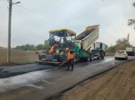 На автодорозі між Павлоградом та Троїцьким тривають ремонтні роботи