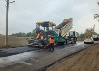 На автодорозі між Павлоградом та Троїцьким тривають ремонтні роботи