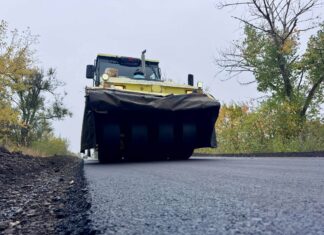 Під час ремонту дороги між Павлоградом і Троїцьким кружляли ворожі дрони