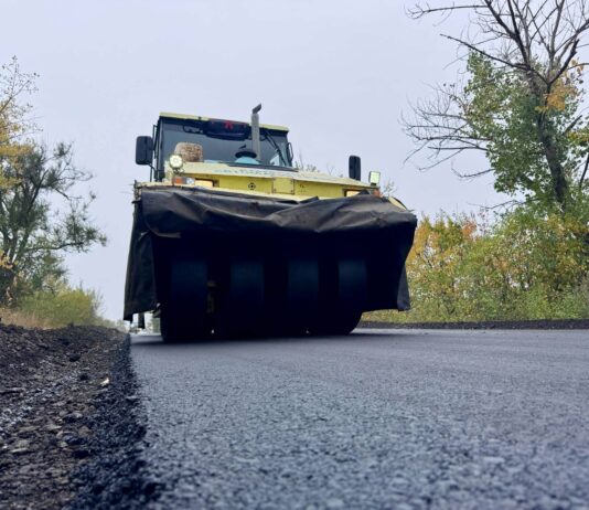 Під час ремонту дороги між Павлоградом і Троїцьким кружляли ворожі дрони